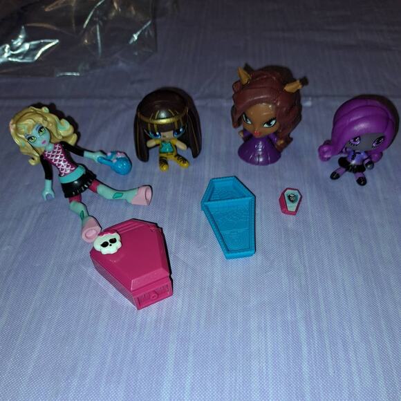 (8) Piece Monster High Mega Blocks, Minis, Fashems & Accessories - Picture 3 of 3
